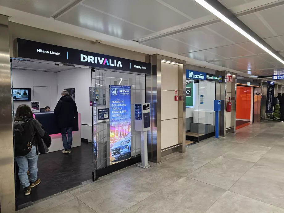 Wypożyczalnia samochodów, hala przylotów