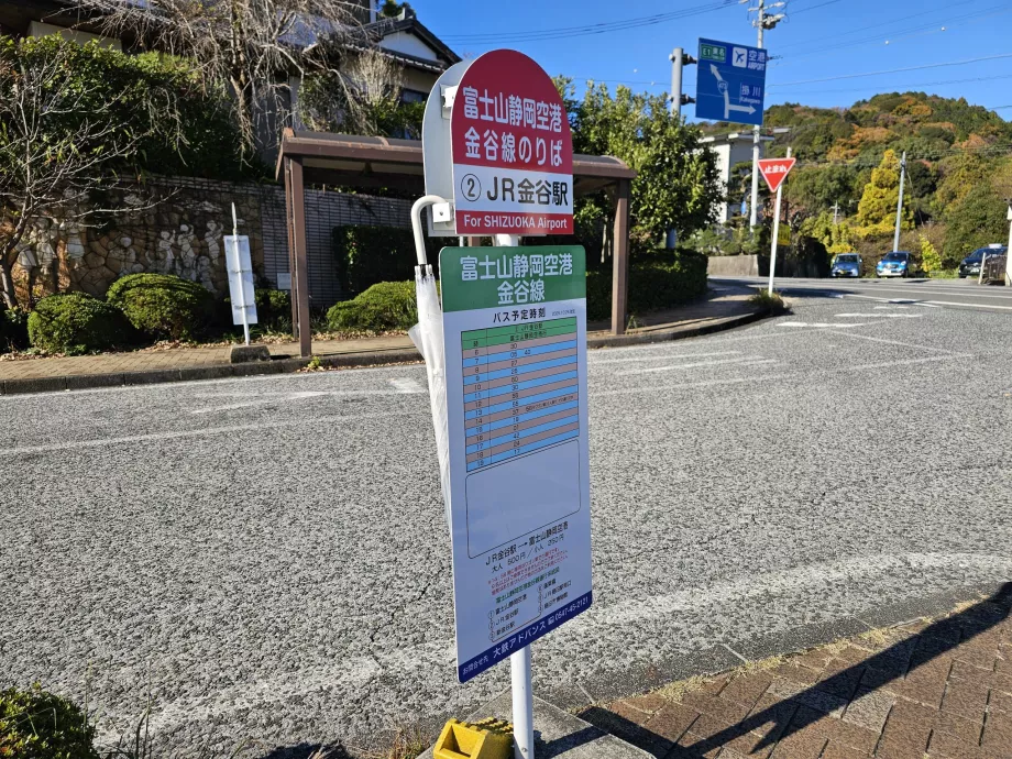 Przystanek autobusowy przy pociągu