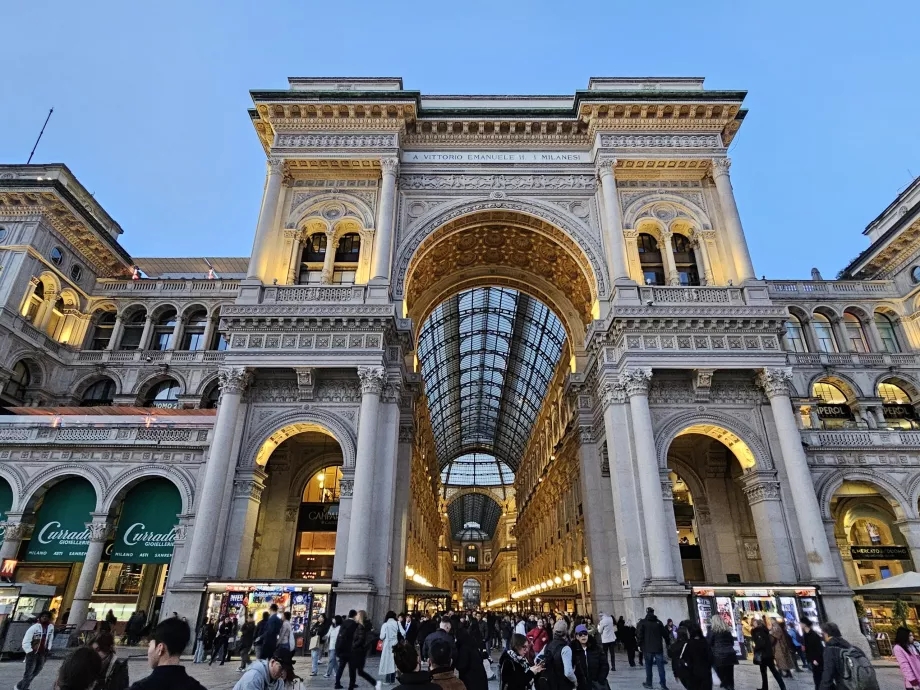 Galleria Vittorio Emanuele II wczesnym wieczorem