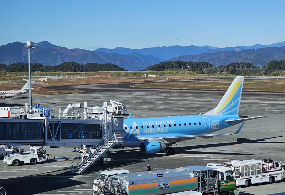 Niebieski samolot Fuji Dream Airlines