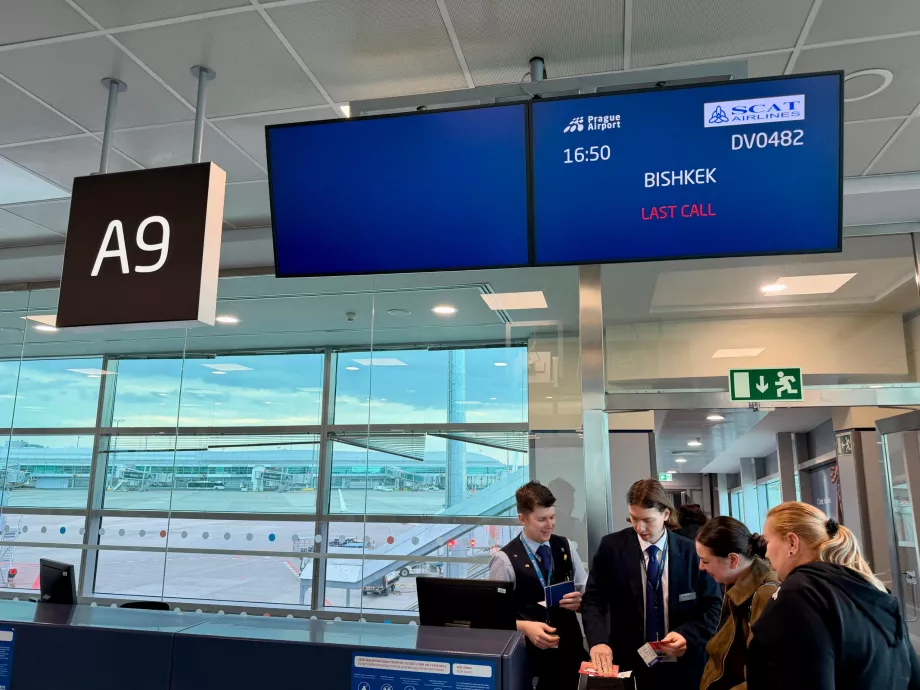 Wejście na pokład samolotu do Sanya przez Biszkek