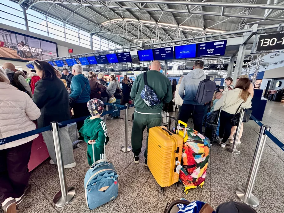 Odprawa na lot PRG-SYX z SCAT