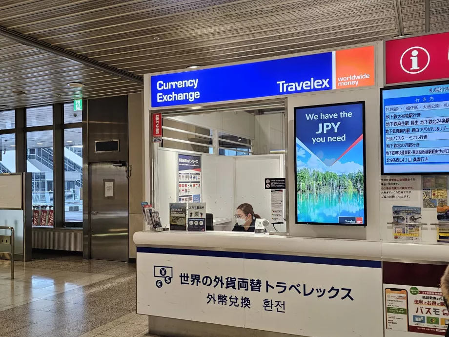 Kantor wymiany walut w hali przylotów