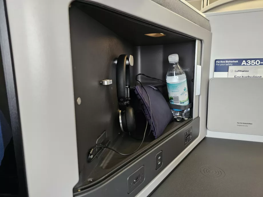 Słuchawki, woda i zestaw udogodnień