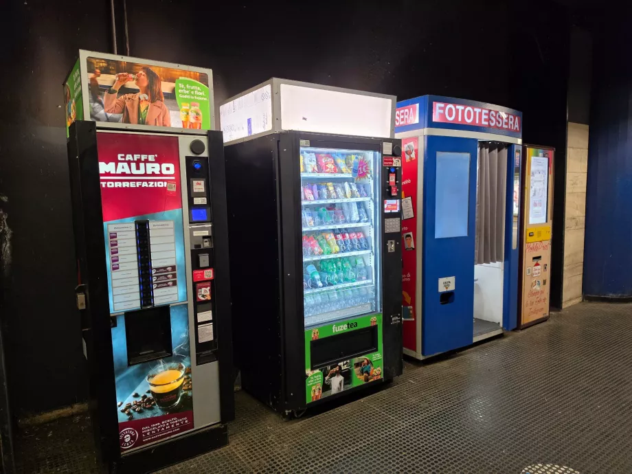 Automaty z przekąskami i zdjęcia na stacjach metra
