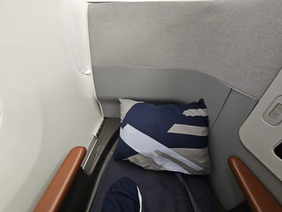 Poduszka na rozkładanym łóżku