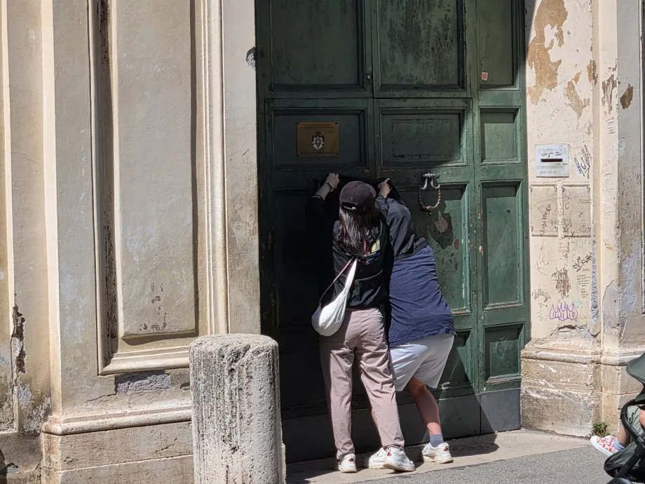 Kolejka do dziurki od klucza w Aventine