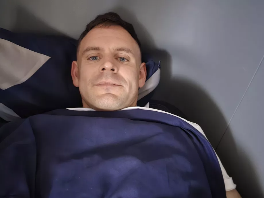 Christopher leży w łóżku