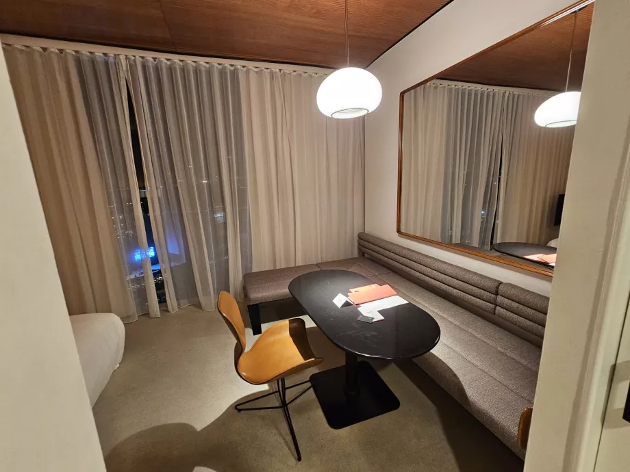 Pokój, stół i sofy