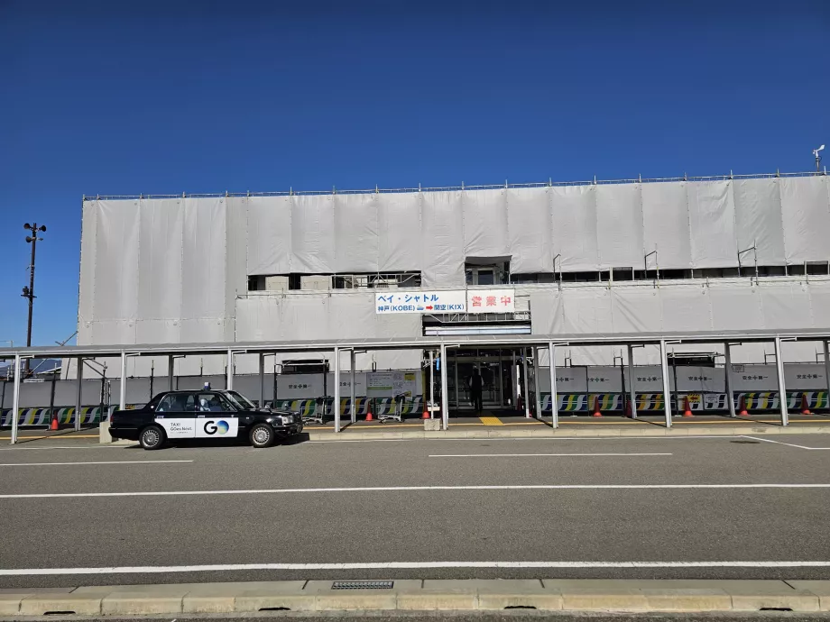 Przystań dla łodzi w kierunku lotniska w Osace