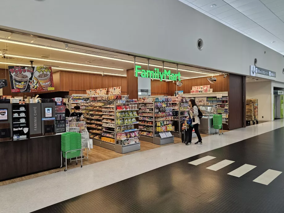 FamilyMart, Terminal 1, strefa publiczna