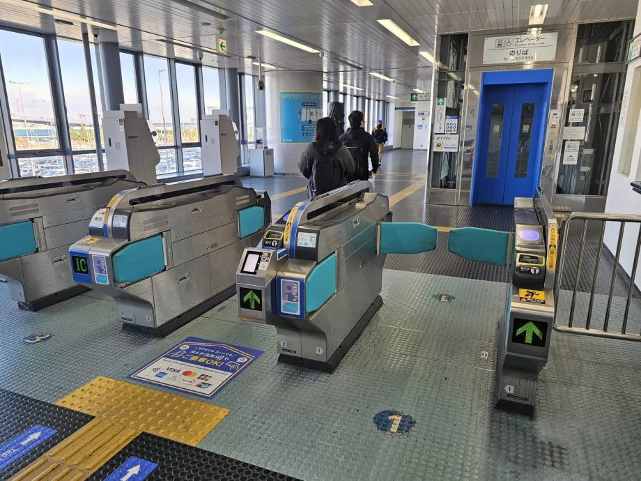 Bramki obrotowe przy wejściu na peron