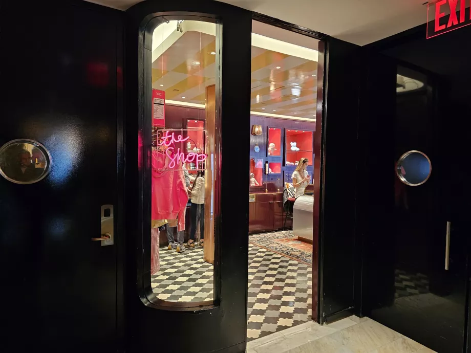 Sklep na parterze hotelu