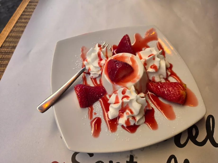 Tonnarello Santa Maria, panna cotta z truskawkami