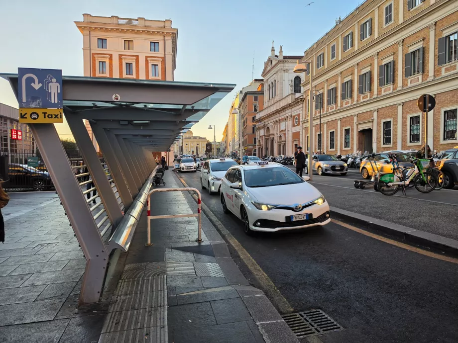 Postój taksówek przed dworcem Roma Termini