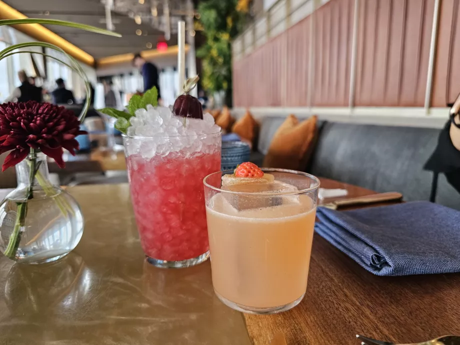 Koktajle w restauracji Peak
