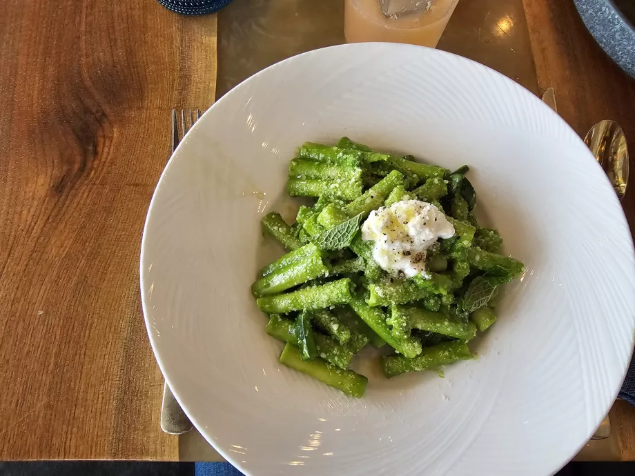 Jedzenie w restauracji Peak