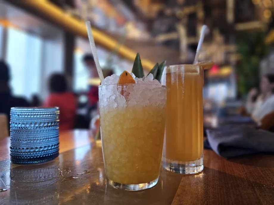 Więcej koktajli w restauracji Peak