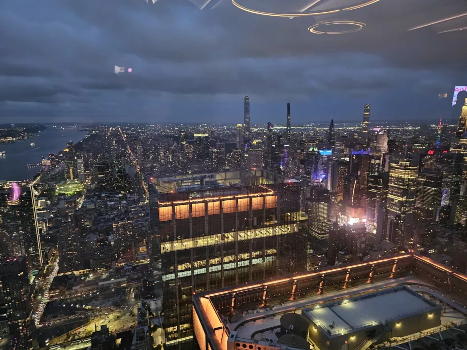 Widok z wewnętrznej części punktu widokowego "The Edge"