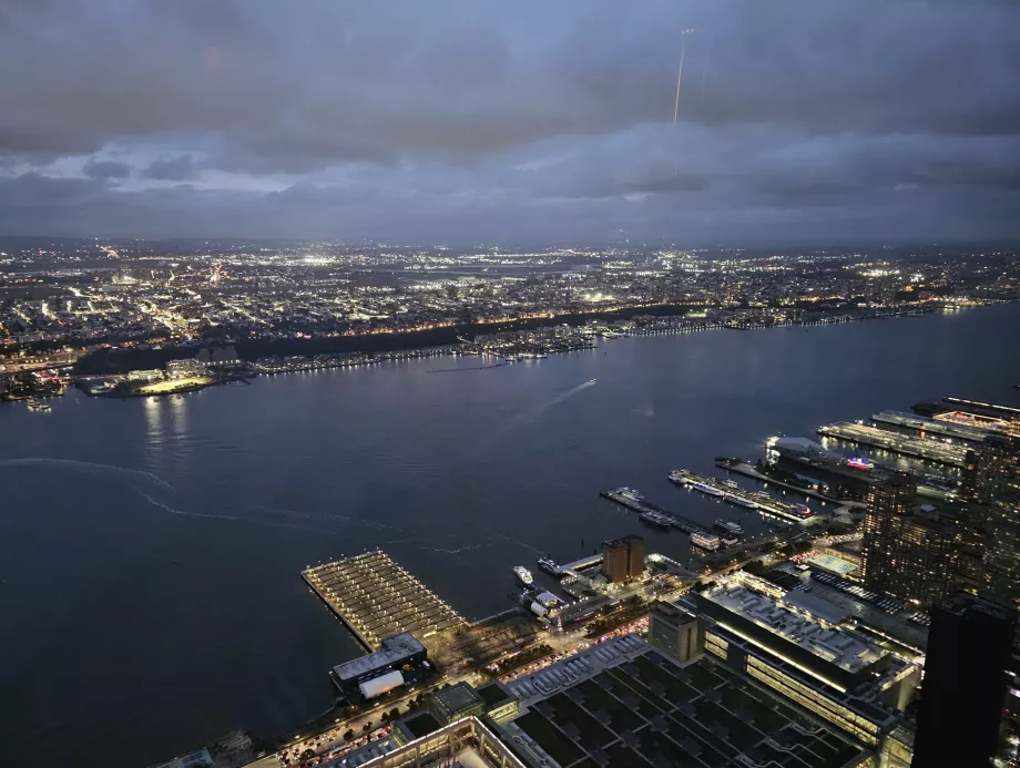 Widok z wewnętrznej części punktu widokowego "The Edge"