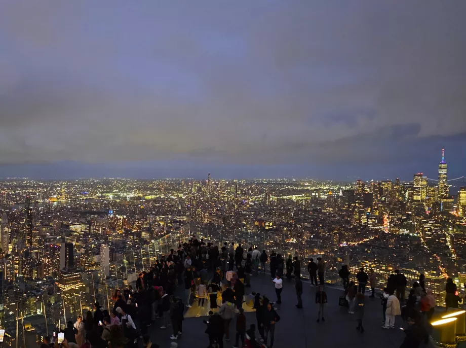 Punkt widokowy "The Edge" nocą