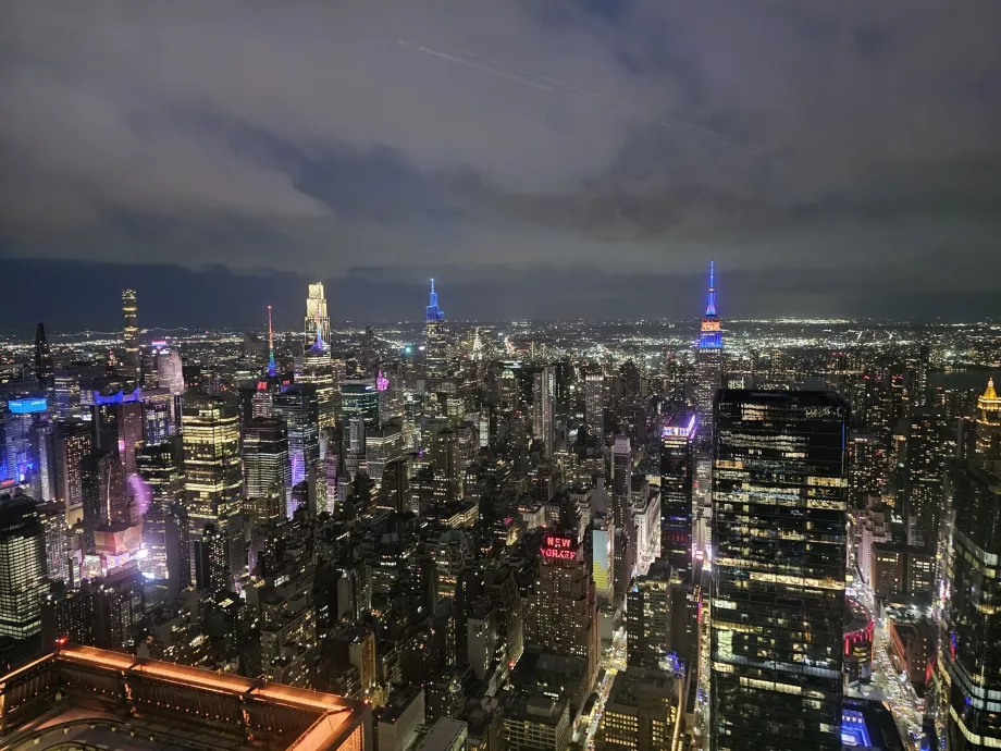 Punkt widokowy "The Edge" nocą