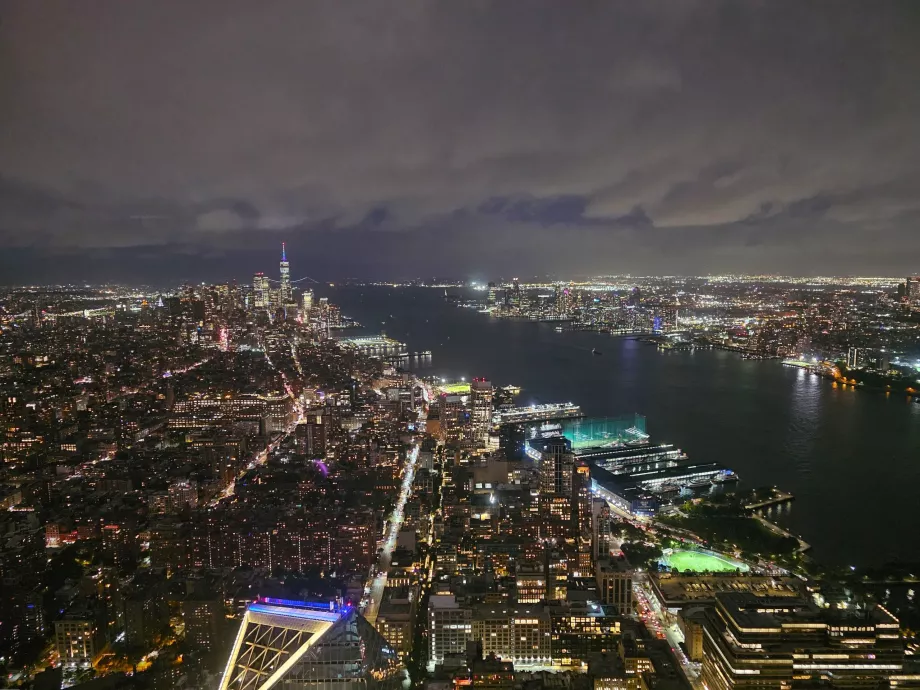 Nocny widok z "The Edge"