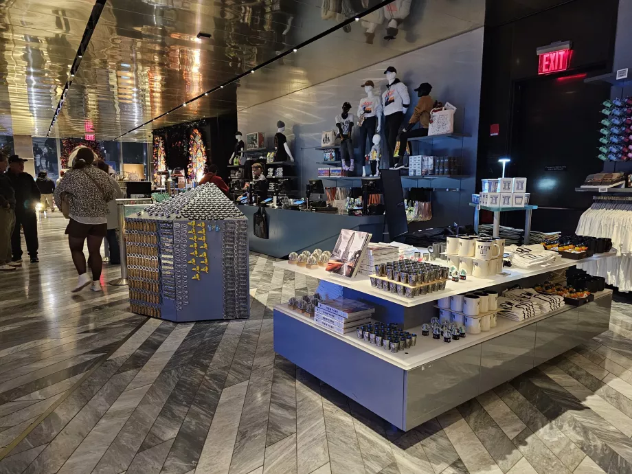 Sklep z pamiątkami przy wyjściu z "The Edge"