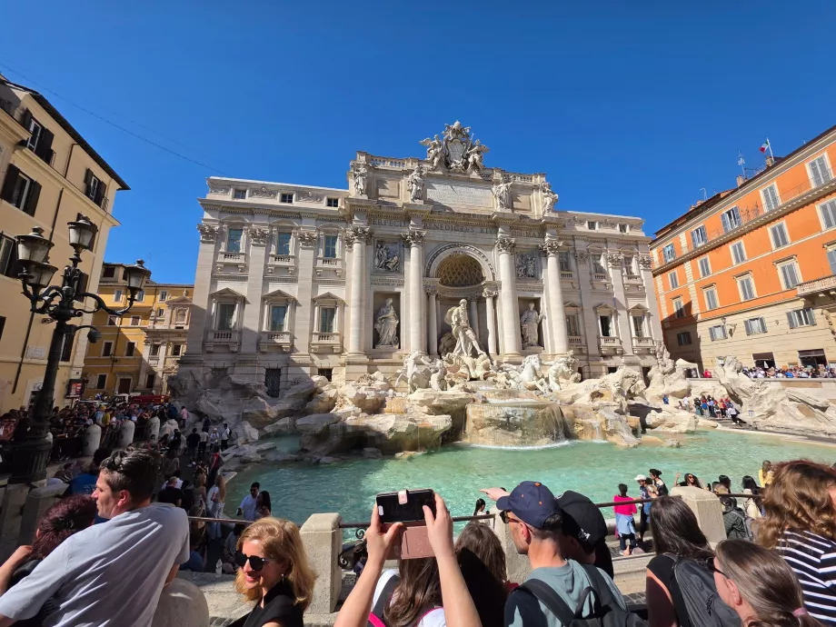Tłumy przed fontanną di Trevi