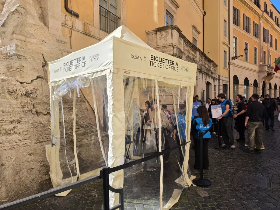 Wejście do płatnej części Fontanny di Trevi