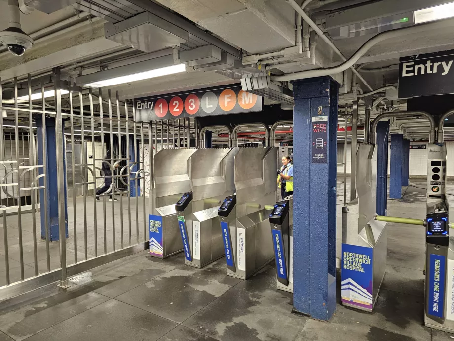 Wejście do metra przez bramki obrotowe