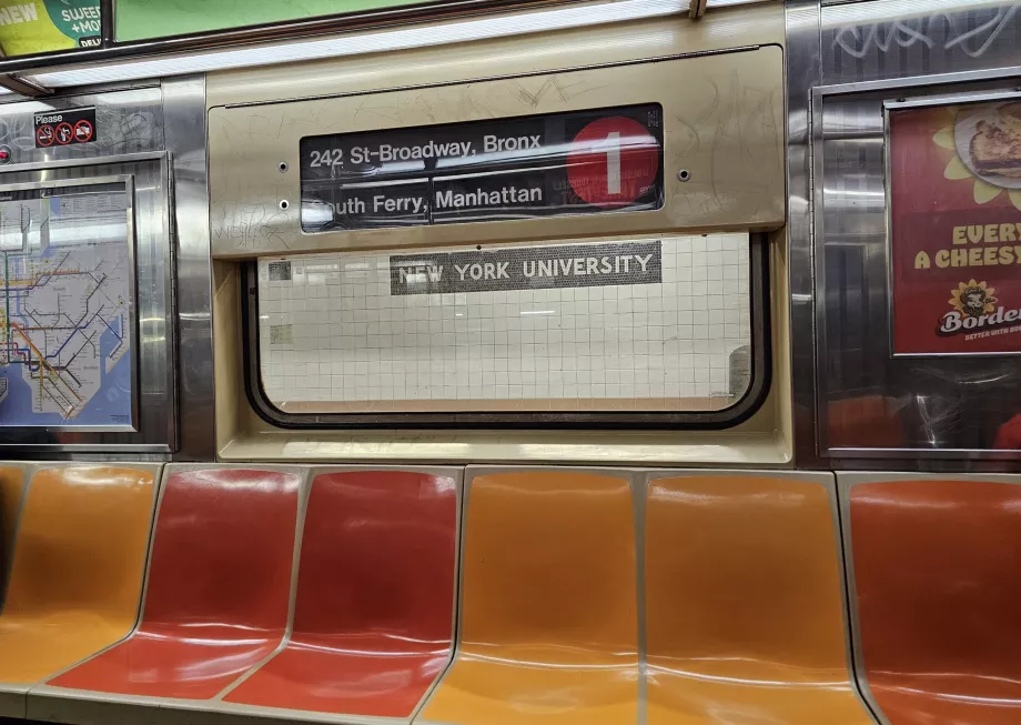 Wnętrze starszego wagonu metra