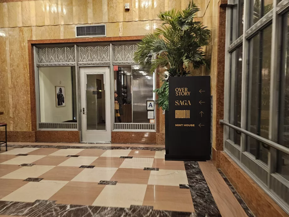 Wejście do baru Overstory