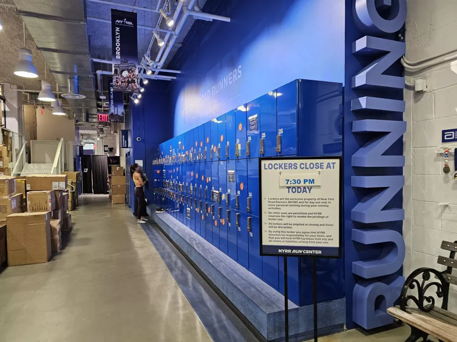 Centrum NYRR, przechowalnia bagażu dla biegaczy