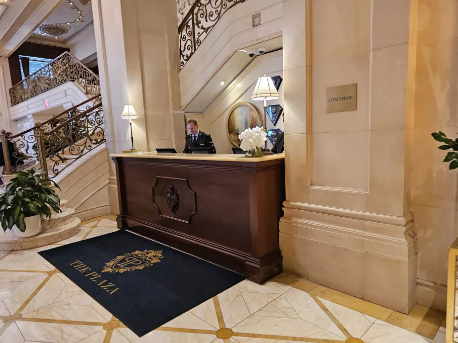 Konsjerż na parterze głównego lobby hotelowego