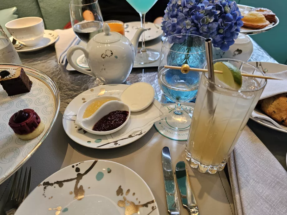 Blue Box, marmolada, masło i koktajl