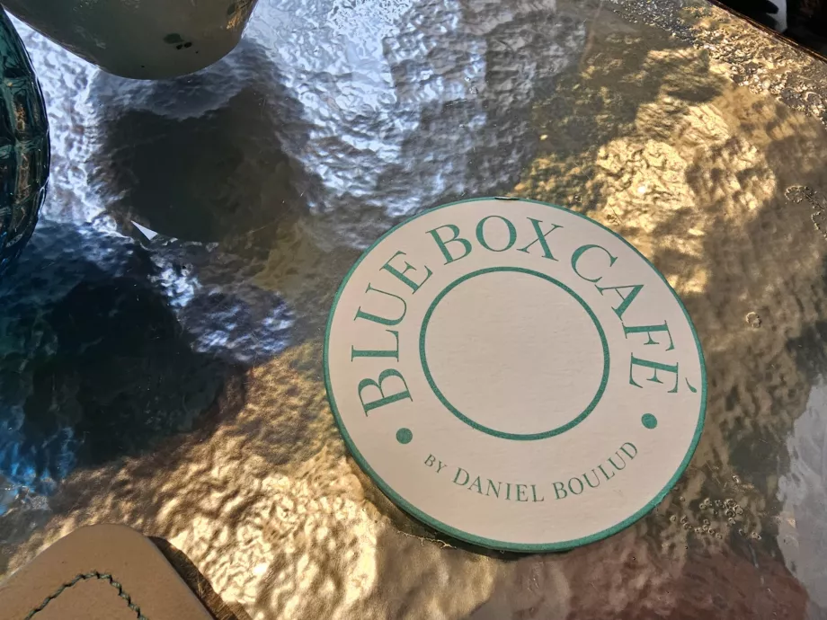 Niebieskie pudełko, podstawka