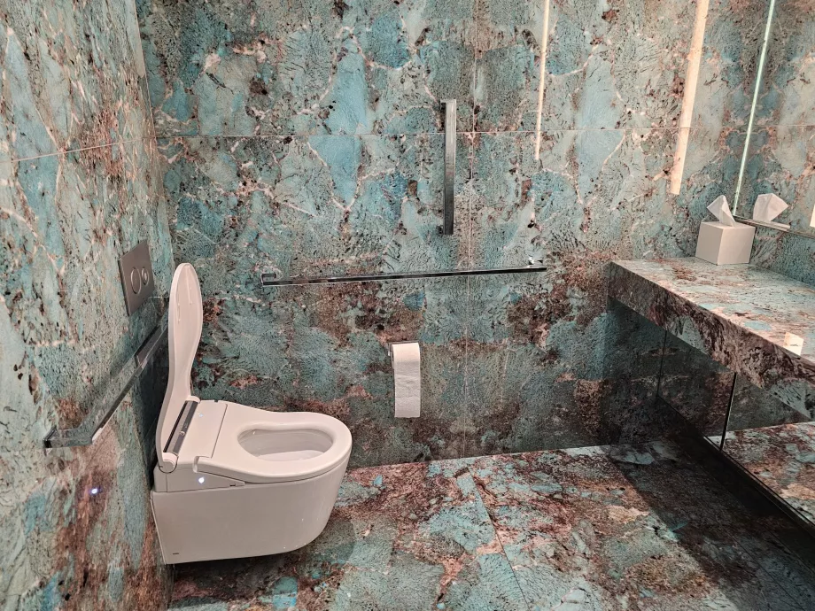 Tiffany &amp; Co, marmurowe toalety