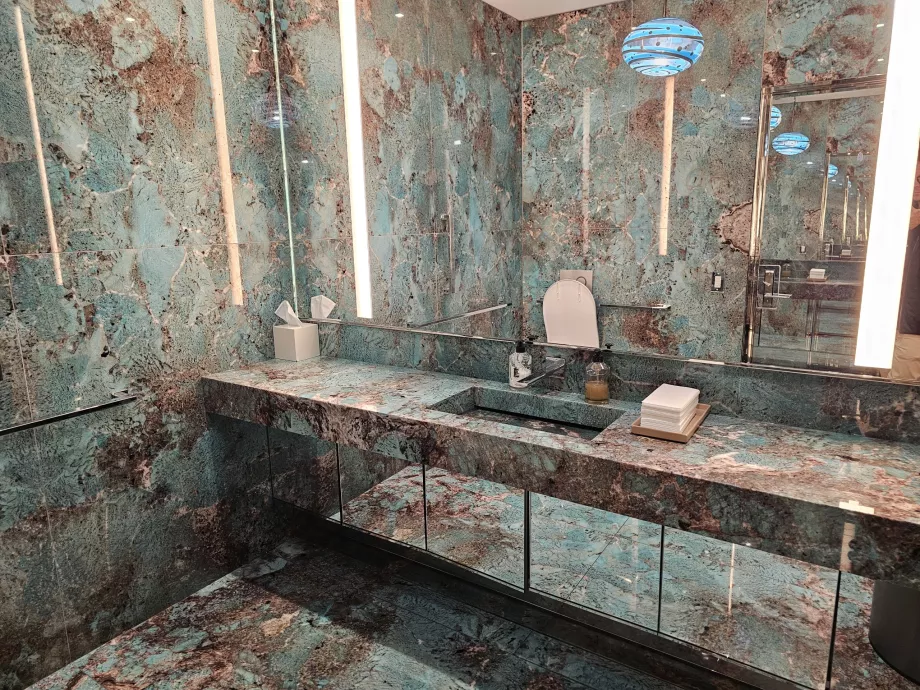 Tiffany &amp; Co, marmurowe toalety