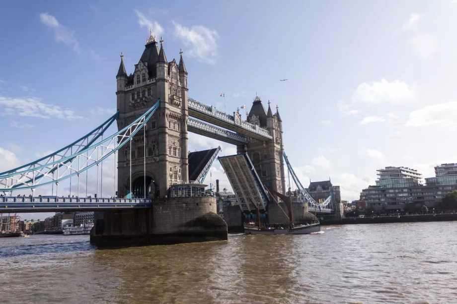 Podniesiony most Tower Bridge