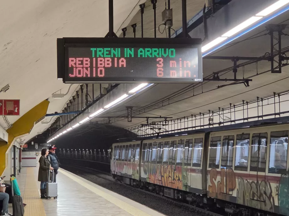 Tablice informacyjne w metrze