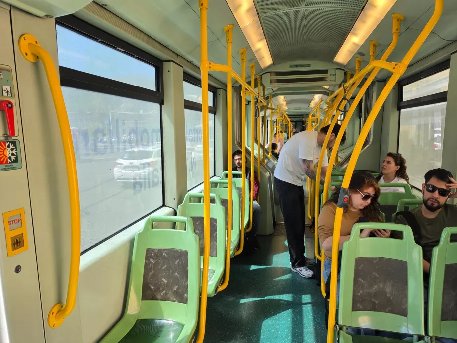 Wnętrze tramwaju w Rzymie