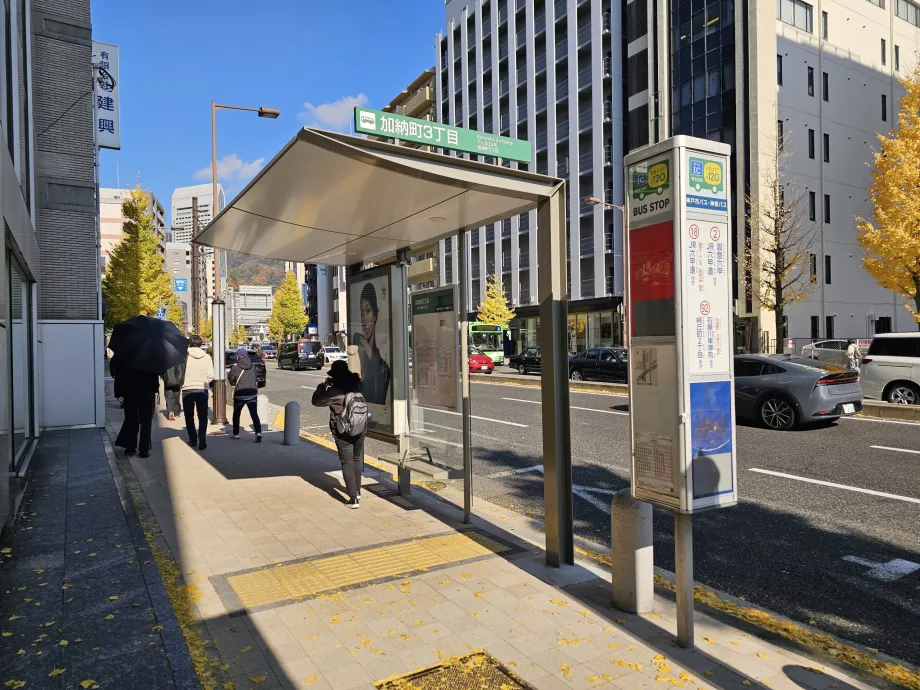 Przystanek autobusowy w mieście Kobe