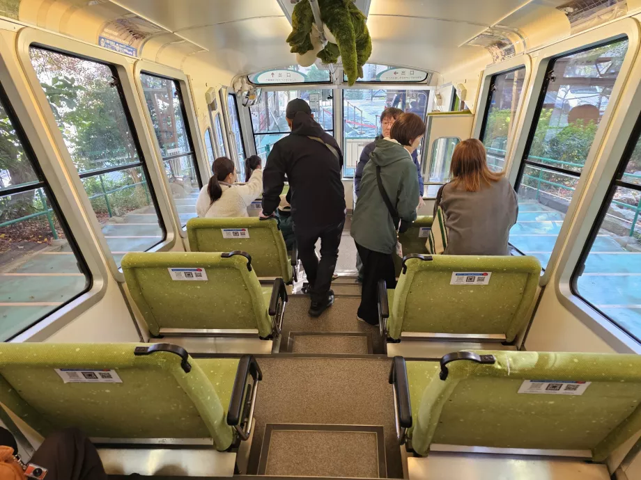 Wnętrze kolejki linowej Maya