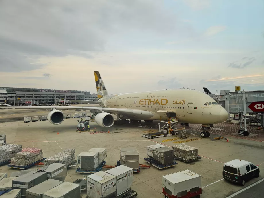 Airbus A380 przy bramce na lotnisku w Singapurze