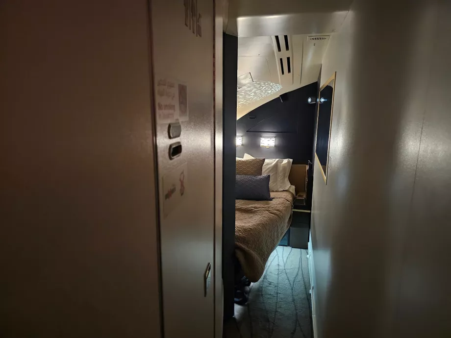 Widok z kanapy na sypialnię