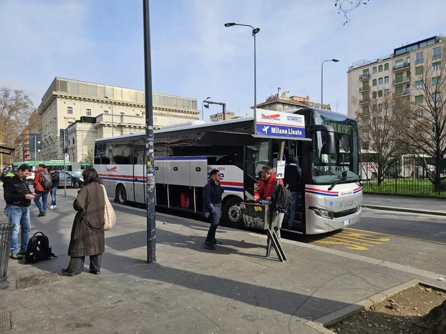 Przystanek autobusowy przed stacją Centale