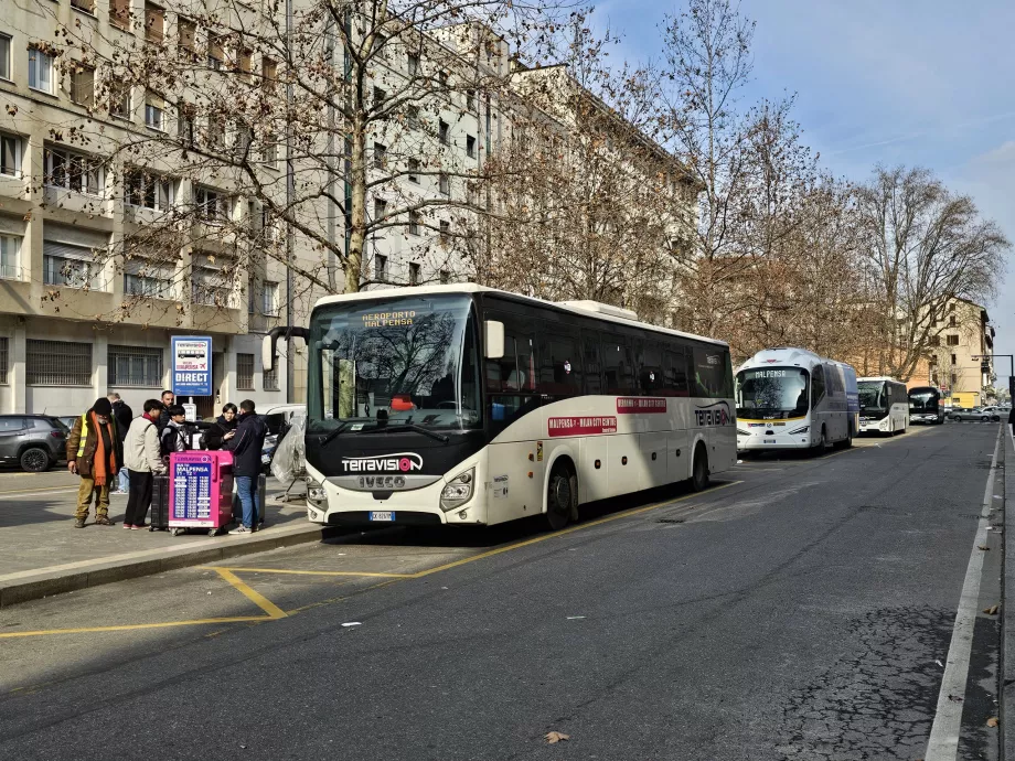 Przystanek autobusowy na stacji Milano-Centrale