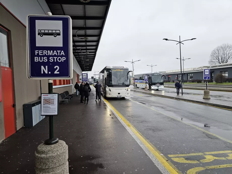 Przystanki autobusowe w kierunku Mediolanu przed Terminalem 2