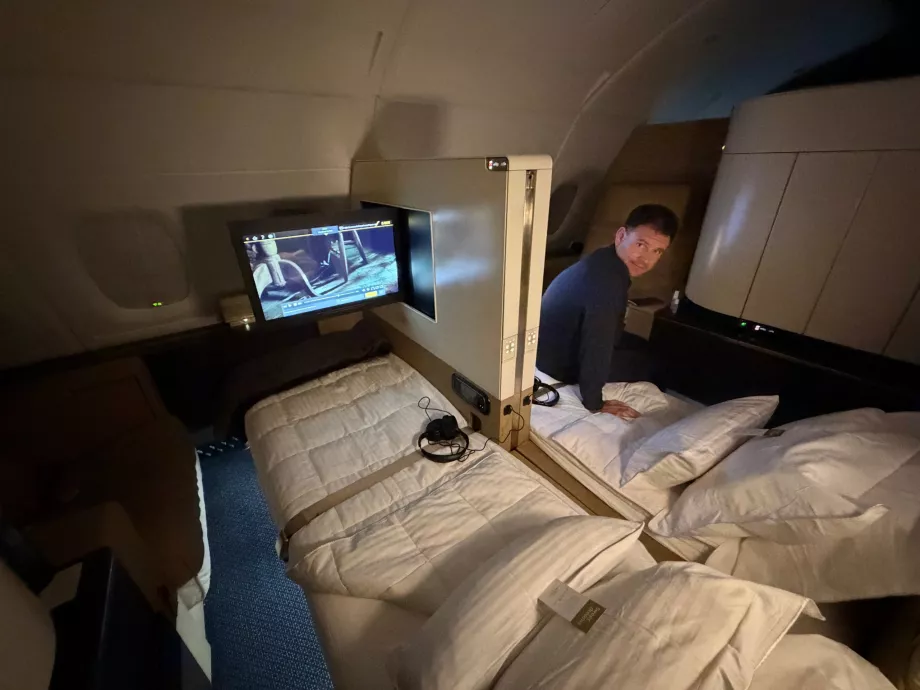 Ja na łóżku w klasie pierwszej linii lotniczej Etihad Airways